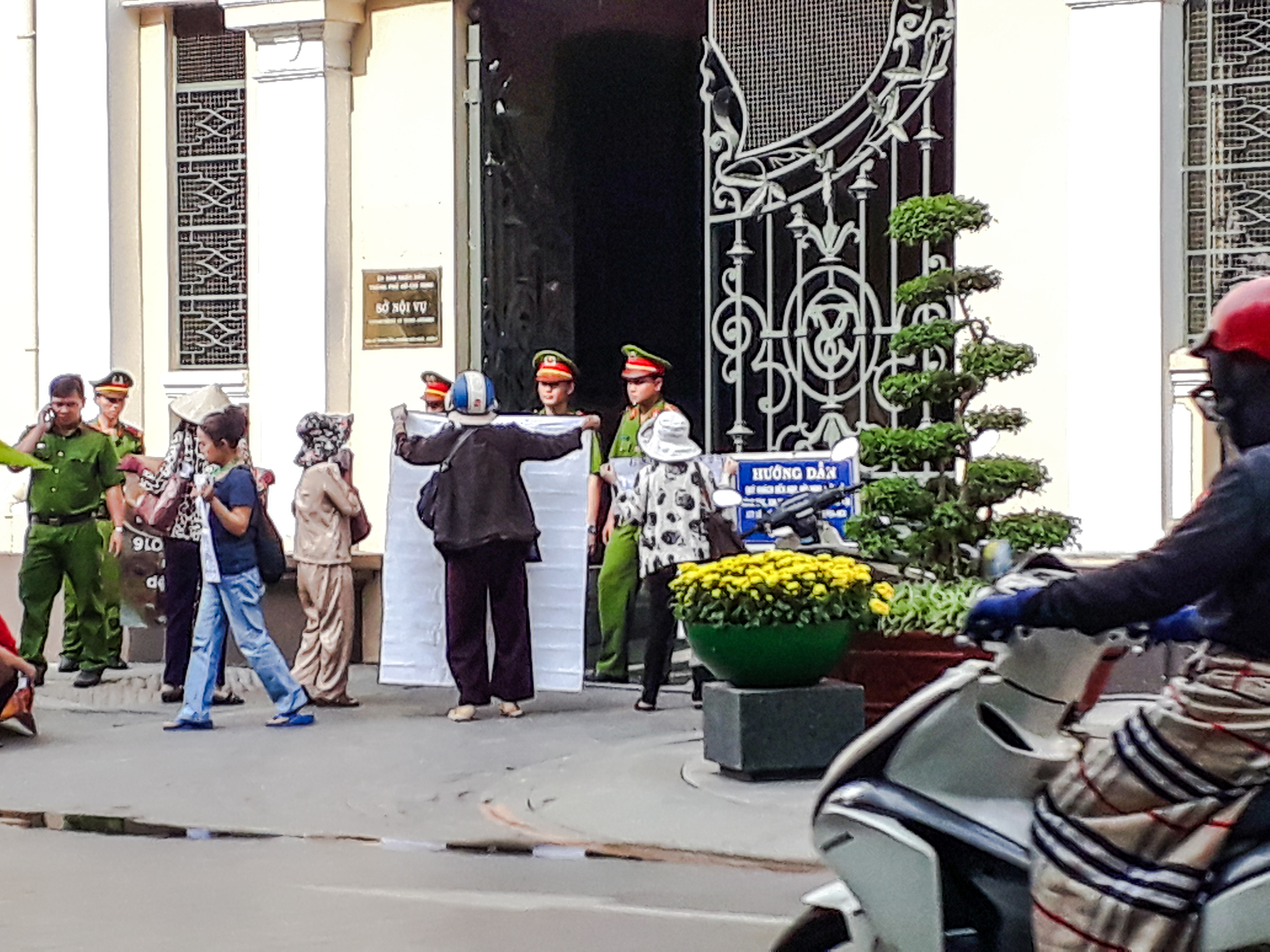 A group of Vietnamese women display banners outside the People’s Committee Building in Ho Chi Minh City on Jan 5, 2017. They are demanding redress for forced land seizure and police brutality. (Epoch Times)