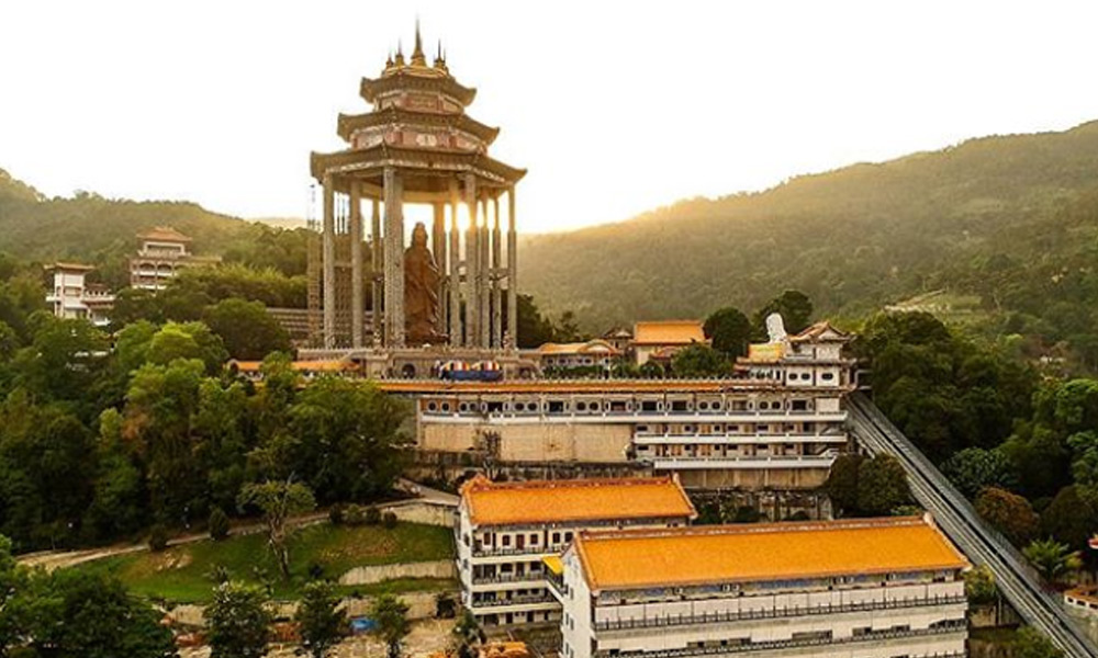 Kek Lok Si Temple and a 36-metre statue of Guanyin (Goddess of Mercy)